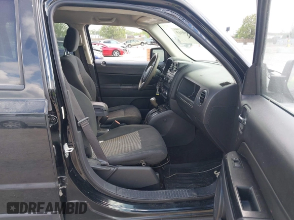 2015 Jeep Patriot Altitude z VIN 1C4NJRBB5FD189414, wystawiony jako IAAI lot #42390185 z przebiegiem 125 344 mil mil oraz . Historia ofert i sprzedaży dostępna na DreamBid. Obrazek 5.