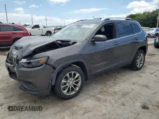 2019 Jeep Cherokee Latitude Plus с VIN 1C4PJLLB5KD226718, выставлен на аукционе Copart как лот 62527585 с пробегом 99 990 миль миль и Списание • Salvage title. История ставок и продаж доступна на DreamBid. Изображение 1.