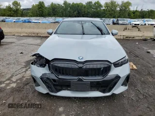 2024 BMW i5 eDrive40 z VIN WBY33FK03RCR20106, wystawiony jako Copart lot #68388554 z przebiegiem Nie podano mil oraz Szkody całkowita. Historia ofert i sprzedaży dostępna na DreamBid. Obrazek 5.