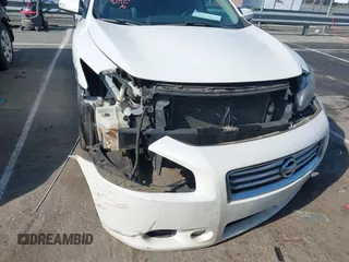 2013 Nissan Maxima SV z VIN 1N4AA5AP0DC821880, wystawiony jako IAAI lot #42222182 z przebiegiem 134 622 mil mil oraz . Historia ofert i sprzedaży dostępna na DreamBid. Obrazek 6.