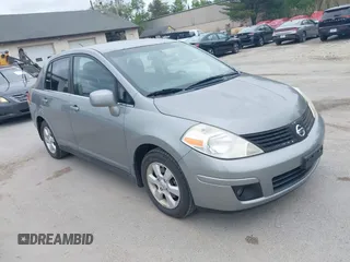 2008 Nissan Versa S z VIN 3N1BC11E68L363355, wystawiony jako IAAI lot #42329995 z przebiegiem 82 513 mil mil oraz . Historia ofert i sprzedaży dostępna na DreamBid. Obrazek 1.
