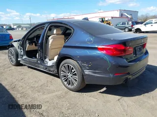 2019 BMW 5 Series 530i xDrive z VIN WBAJA7C55KG912518, wystawiony jako IAAI lot #41846385 z przebiegiem 58 262 mil mil oraz . Historia ofert i sprzedaży dostępna na DreamBid. Obrazek 3.
