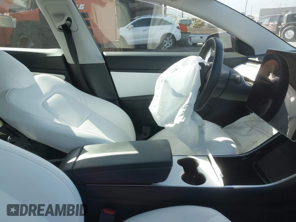 2020 Tesla Model 3 Standard Range Plus z VIN 5YJ3E1EA9LF599332, wystawiony jako IAAI lot #41563213 z przebiegiem Nie podano mil oraz . Historia ofert i sprzedaży dostępna na DreamBid. Obrazek 7.