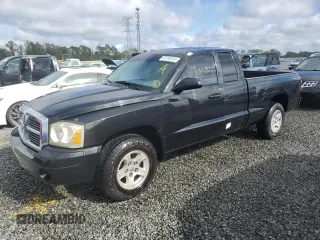 2006 Dodge Dakota SLT z VIN 1D7HE42N26S666249, wystawiony jako Copart lot #82193124 z przebiegiem 195 817 mil mil oraz Szkoda całkowita • Salvage title. Historia ofert i sprzedaży dostępna na DreamBid. Obrazek 1.