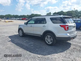 2018 Ford Explorer XLT z VIN 1FM5K8D81JGA36587, wystawiony jako IAAI lot #42534483 z przebiegiem 132 667 mil mil oraz . Historia ofert i sprzedaży dostępna na DreamBid. Obrazek 3.