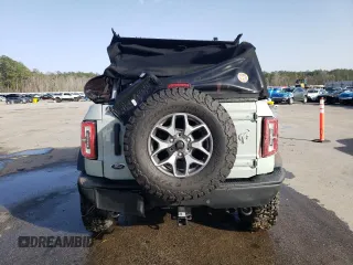 2024 Ford Bronco Badlands z VIN 1FMEE9BP9RLA26173, wystawiony jako Copart lot #47761755 z przebiegiem 2901 mil mil oraz Szkody całkowita. Historia ofert i sprzedaży dostępna na DreamBid. Obrazek 6.