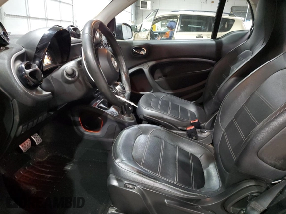 2016 Smart fortwo Passion z VIN WMEFJ5DA9GK067011, wystawiony jako Copart lot #46152325 z przebiegiem 61 195 mil mil oraz Szkody całkowita. Historia ofert i sprzedaży dostępna na DreamBid. Obrazek 7.