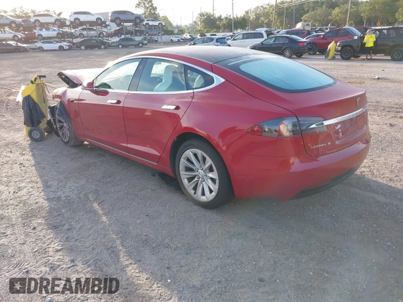 2018 Tesla Model S 75D z VIN 5YJSA1E20JF277384, wystawiony jako IAAI lot #42680941 z przebiegiem 50 464 mil mil oraz . Historia ofert i sprzedaży dostępna na DreamBid. Obrazek 3.