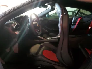 2019 Ferrari Portofino z VIN ZFF89FPA2K0239970, wystawiony jako Copart lot #74377964 z przebiegiem 6575 mil mil oraz Szkody całkowita. Historia ofert i sprzedaży dostępna na DreamBid. Obrazek 7.