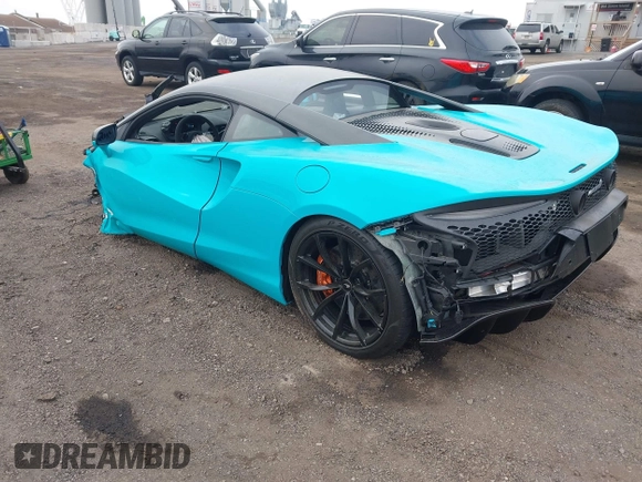 2023 McLaren Artura z VIN SBM16AEA2PW001787, wystawiony jako IAAI lot #41842771 z przebiegiem 2352 mil mil oraz . Historia ofert i sprzedaży dostępna na DreamBid. Obrazek 3.