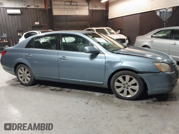 2007 Toyota Avalon XL z VIN 4T1BK36B17U189303, wystawiony jako IAAI lot #41614917 z przebiegiem 238 114 mil mil oraz . Historia ofert i sprzedaży dostępna na DreamBid. Obrazek 13.