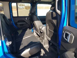 2023 Jeep Wrangler Sahara z VIN 1C4JJXP60PW513969, wystawiony jako IAAI lot #41766631 z przebiegiem 34 819 mil mil oraz . Historia ofert i sprzedaży dostępna na DreamBid. Obrazek 8.