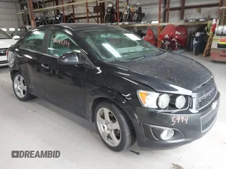 2015 Chevrolet Sonic LTZ z VIN 1G1JE5SB7F4144348, wystawiony jako IAAI lot #42065994 z przebiegiem 119 571 mil mil oraz . Historia ofert i sprzedaży dostępna na DreamBid. Obrazek 1.
