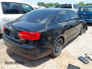 2013 Volkswagen Jetta SE z VIN 3VWDX7AJ2DM221158, wystawiony jako IAAI lot #42522013 z przebiegiem 130 691 mil mil oraz . Historia ofert i sprzedaży dostępna na DreamBid. Obrazek 4.