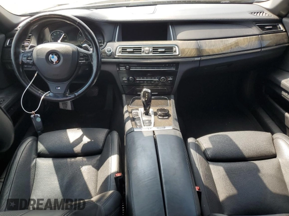 2015 BMW 7 Series 750Li z VIN WBAYE8C51FD782155, wystawiony jako Copart lot #54796505 z przebiegiem 112 772 mil mil oraz Szkoda całkowita • Salvage title. Historia ofert i sprzedaży dostępna na DreamBid. Obrazek 8.