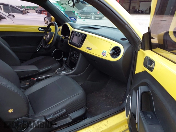 2013 Volkswagen Beetle 2.5L w/Sun/Sound/Nav with VIN 3VWJX7AT2DM680808, listed as a IAAI auction lot 42141906 with 113,399 mi miles and . Bid and sale history available at DreamBid. Image 5.