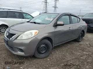 2012 Nissan Versa SV z VIN 3N1CN7AP2CL863637, wystawiony jako Copart lot #53759285 z przebiegiem 106 574 mil mil oraz Czysty tytuł • Clean title. Historia ofert i sprzedaży dostępna na DreamBid. Obrazek 1.
