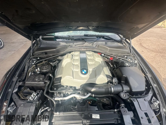2004 BMW 6 Series 645Ci z VIN WBAEK734X4B260677, wystawiony jako Copart lot #50924995 z przebiegiem 42 209 mil mil oraz Czysty tytuł • Clean title. Historia ofert i sprzedaży dostępna na DreamBid. Obrazek 7.