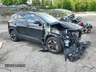 2025 Kia Seltos S z VIN KNDEUCAA0S7749636, wystawiony jako Copart lot #55613685 z przebiegiem 2 597 mil mil oraz Szkoda całkowita • Salvage title. Historia ofert i sprzedaży dostępna na DreamBid. Obrazek 4.