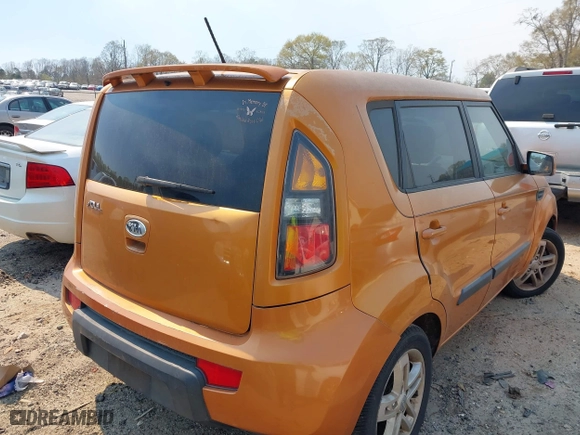 2011 Kia Soul ! with VIN KNDJT2A23B7270423, listed as a IAAI auction lot 41821149 with 211,592 mi miles. Bid and sale history available at carsss.com. Image 4.
