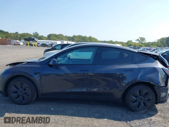 2024 Tesla Model Y Long Range with VIN 7SAYGDEE3RF152964, listed as a IAAI auction lot 40394843 with 3,393 mi miles. Bid and sale history available at carsss.com. Image 14.