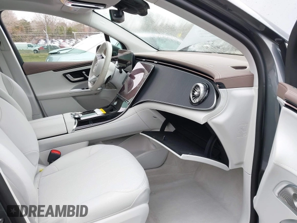 2023 Mercedes-Benz EQE 350+ z VIN 4JGGM2BB8PA017402, wystawiony jako IAAI lot #41286677 z przebiegiem 13 881 mil mil oraz . Historia ofert i sprzedaży dostępna na DreamBid. Obrazek 5.