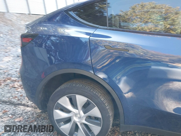 2024 Tesla Model Y Long Range with VIN 7SAYGDEE1RA266328, listed as a IAAI auction lot 40610351 with 13,573 mi miles. Bid and sale history available at carsss.com. Image 21.