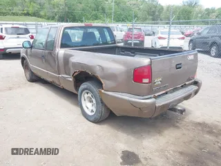 2001 GMC Sonoma SLS 1SG z VIN 1GTCS19W618233257, wystawiony jako IAAI lot #42280417 z przebiegiem 252 392 mil mil oraz . Historia ofert i sprzedaży dostępna na DreamBid. Obrazek 3.