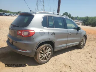 2010 Volkswagen Tiguan Wolfsburg Edition z VIN WVGAV7AX1AW526688, wystawiony jako Copart lot #53877915 z przebiegiem 185 204 mil mil oraz Szkoda całkowita • Salvage title. Historia ofert i sprzedaży dostępna na DreamBid. Obrazek 3.