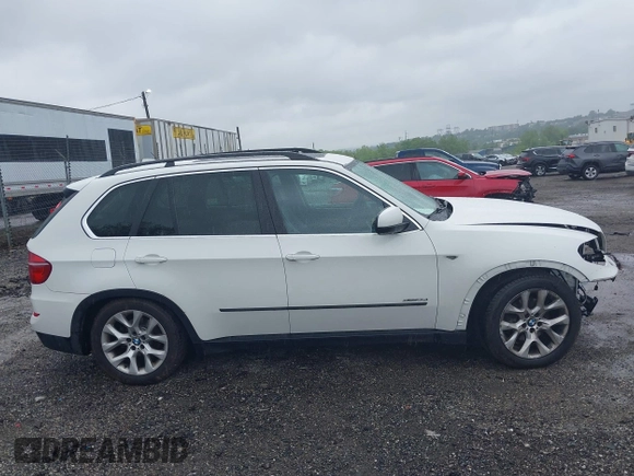 2013 BMW X5 xDrive35i z VIN 5UXZV4C53D0E14968, wystawiony jako IAAI lot #42253469 z przebiegiem 53 562 mil mil oraz . Historia ofert i sprzedaży dostępna na DreamBid. Obrazek 14.