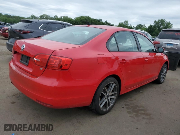 2014 Volkswagen Jetta SE z VIN 3VWD17AJ0EM262441, wystawiony jako Copart lot #62238255 z przebiegiem 140 594 mil mil oraz Czysty tytuł • Clean title. Historia ofert i sprzedaży dostępna na DreamBid. Obrazek 3.