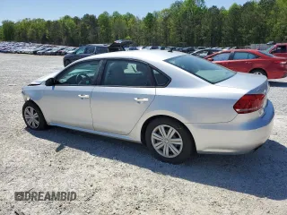 2014 Volkswagen Passat S z VIN 1VWAS7A37EC027201, wystawiony jako Copart lot #53064565 z przebiegiem 105 824 mil mil oraz Szkody całkowita. Historia ofert i sprzedaży dostępna na DreamBid. Obrazek 2.