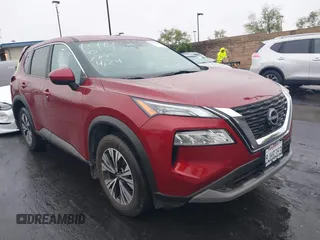 2023 Nissan Rogue SV z VIN JN8BT3BA8PW012724, wystawiony jako IAAI lot #42179620 z przebiegiem 15 597 mil mil oraz . Historia ofert i sprzedaży dostępna na DreamBid. Obrazek 1.