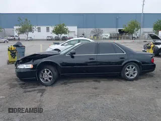 2002 Cadillac Seville Touring STS z VIN 1G6KY54982U239673, wystawiony jako IAAI lot #41657709 z przebiegiem 92 224 mil mil oraz . Historia ofert i sprzedaży dostępna na DreamBid. Obrazek 15.