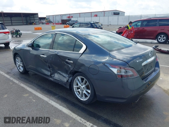 2013 Nissan Maxima SV z VIN 1N4AA5AP2DC831021, wystawiony jako IAAI lot #42255349 z przebiegiem 143 373 mil mil oraz . Historia ofert i sprzedaży dostępna na DreamBid. Obrazek 3.