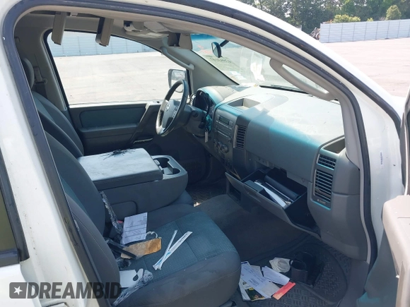 2005 Nissan Titan SE z VIN 1N6BA07A35N554676, wystawiony jako IAAI lot #42593107 z przebiegiem 200 541 mil mil oraz . Historia ofert i sprzedaży dostępna na DreamBid. Obrazek 5.