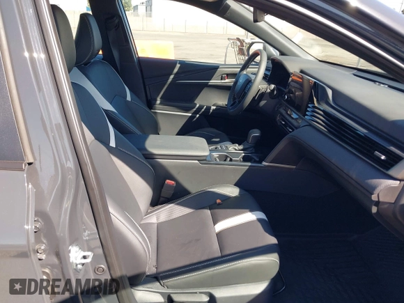 2025 Toyota Camry LE z VIN 4T1DAACK4SU572097, wystawiony jako IAAI lot #41827762 z przebiegiem 8 106 mil mil oraz . Historia ofert i sprzedaży dostępna na DreamBid. Obrazek 5.