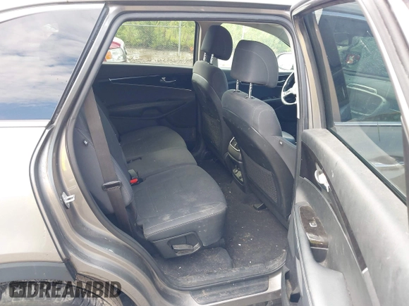 2017 Kia Sorento LX z VIN 5XYPGDA3XHG303917, wystawiony jako IAAI lot #42247202 z przebiegiem 110 279 mil mil oraz . Historia ofert i sprzedaży dostępna na DreamBid. Obrazek 8.