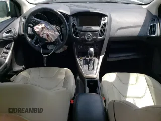 2015 Ford Focus Titanium z VIN 1FADP3N24FL262321, wystawiony jako Copart lot #59635525 z przebiegiem Nie podano mil oraz Szkoda całkowita • Salvage title. Historia ofert i sprzedaży dostępna na DreamBid. Obrazek 8.