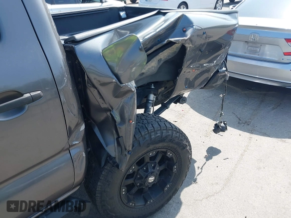2013 Toyota Tacoma PreRunner z VIN 5TFJX4GN2DX018800, wystawiony jako IAAI lot #42304447 z przebiegiem 188 409 mil mil oraz . Historia ofert i sprzedaży dostępna na DreamBid. Obrazek 6.