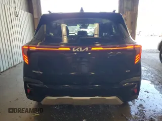 2024 Kia Seltos S z VIN KNDEUCAA4R7589092, wystawiony jako Copart lot #57033015 z przebiegiem 6 390 mil mil oraz Szkoda całkowita • Salvage title. Historia ofert i sprzedaży dostępna na DreamBid. Obrazek 6.
