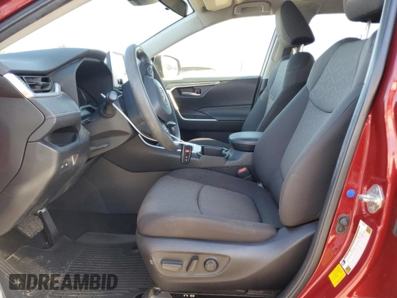 2023 Toyota RAV4 XLE z VIN JTMW1RFV0PD100231, wystawiony jako Copart lot #64131415 z przebiegiem 8 452 mil mil oraz Szkoda całkowita • Salvage title. Historia ofert i sprzedaży dostępna na DreamBid. Obrazek 7.