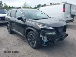 2024 Nissan Rogue SV z VIN 5N1BT3BA1RC705503, wystawiony jako IAAI lot #42298131 z przebiegiem 26 793 mil mil oraz . Historia ofert i sprzedaży dostępna na DreamBid. Obrazek 1.