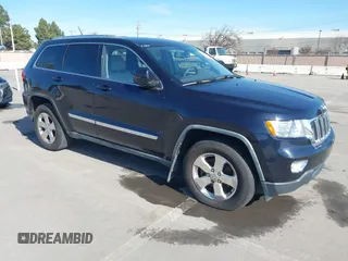 2011 Jeep Grand Cherokee Laredo z VIN 1J4RR4GG8BC587213, wystawiony jako IAAI lot #41539800 z przebiegiem 135 660 mil mil oraz . Historia ofert i sprzedaży dostępna na DreamBid. Obrazek 1.