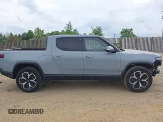 2023 Rivian R1T Adventure z VIN 7FCTGBAA6PN028520, wystawiony jako IAAI lot #42117498 z przebiegiem 24 583 mil mil oraz . Historia ofert i sprzedaży dostępna na DreamBid. Obrazek 14.