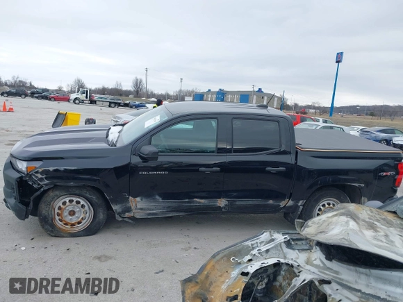 2023 Chevrolet Colorado 4WD Work Truck z VIN 1GCGTBEC4P1198879, wystawiony jako IAAI lot #41322797 z przebiegiem 13 414 mil mil oraz . Historia ofert i sprzedaży dostępna na DreamBid. Obrazek 15.