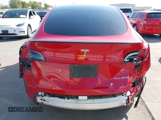2022 Tesla Model Y Performance z VIN 7SAYGDEF0NF518740, wystawiony jako IAAI lot #41785358 z przebiegiem 50 692 mil mil oraz . Historia ofert i sprzedaży dostępna na DreamBid. Obrazek 17.