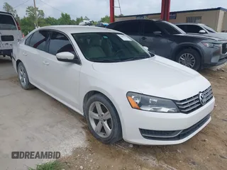 2015 Volkswagen Passat SE z VIN 1VWBV7A3XFC082934, wystawiony jako IAAI lot #42403141 z przebiegiem 147 229 mil mil oraz . Historia ofert i sprzedaży dostępna na DreamBid. Obrazek 1.