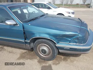 1993 Chrysler New Yorker z VIN 1C3XV66R5PD188692, wystawiony jako IAAI lot #41832600 z przebiegiem 146 380 mil mil oraz . Historia ofert i sprzedaży dostępna na DreamBid. Obrazek 6.