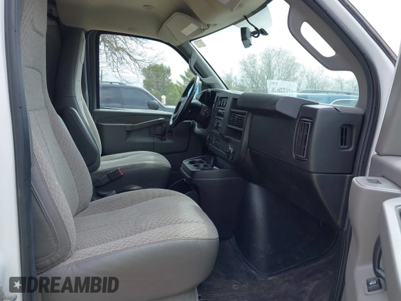2021 Chevrolet Express Cargo z VIN 1GCWGAF75M1194461, wystawiony jako IAAI lot #42122648 z przebiegiem 64 047 mil mil oraz . Historia ofert i sprzedaży dostępna na DreamBid. Obrazek 5.